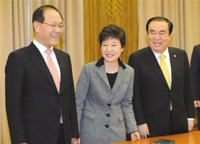 協(xié)商 2月7日，樸槿惠（中）在國會(huì)同新國家黨黨首黃祐呂（左）、民主統(tǒng)合黨非常對策委員會(huì)委員長文喜相舉行會(huì)談。