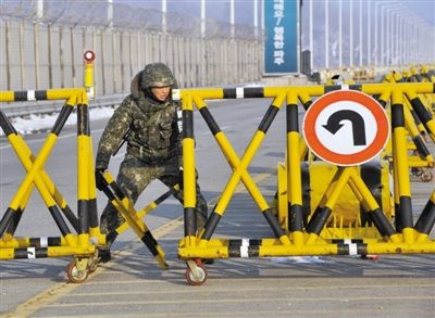 2月13日，朝韓邊境，韓國方面在通往朝鮮金剛山工業(yè)園區(qū)的韓國道路上設(shè)置路障。