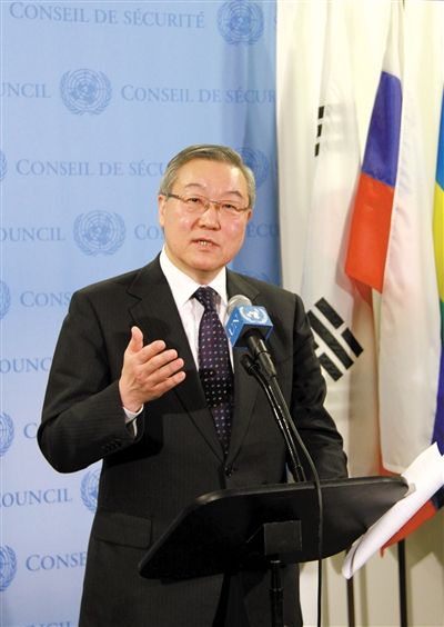 2月12日，安理會輪值主席國、韓國外交通商部長官金星煥宣讀聲明。新華社發(fā)