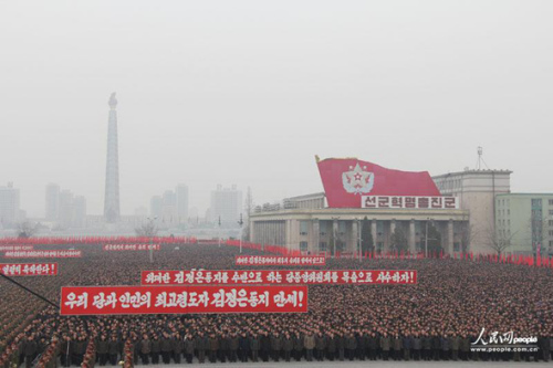 2013年2月14日，朝鮮在首都平壤的金日成廣場舉行了超過10萬人參加的平壤市軍民聯(lián)歡大會，慶祝第三次地下核試驗成功。攝影：人民網(wǎng)記者 王莉
