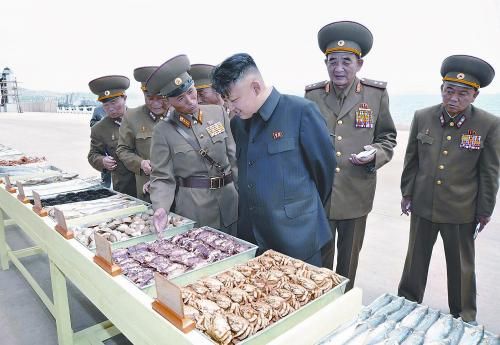 朝鮮官方近日點名批評韓國總統(tǒng)樸槿惠，引發(fā)朝韓雙方激烈嘴仗，圖為金正恩視察人民軍部隊后勤基地。
