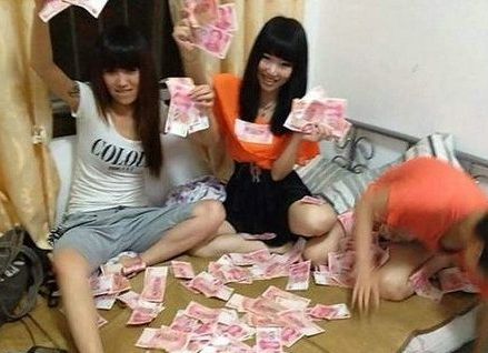 　　如今的網(wǎng)絡(luò)牛人炫富，真是各式各樣，層出不窮，先有蘭董炫富，礦女炫富，富家公子曬飛機(jī)炫富，富家女秀靚車(chē)炫富……這不，網(wǎng)絡(luò)上又現(xiàn)燒錢(qián)炫富女遭痛罵，中國(guó)富二代素質(zhì)受質(zhì)疑。...