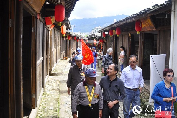長汀縣鐘屋村紅軍街保存完好,成了紅色旅游的熱點。 吳隆重 攝