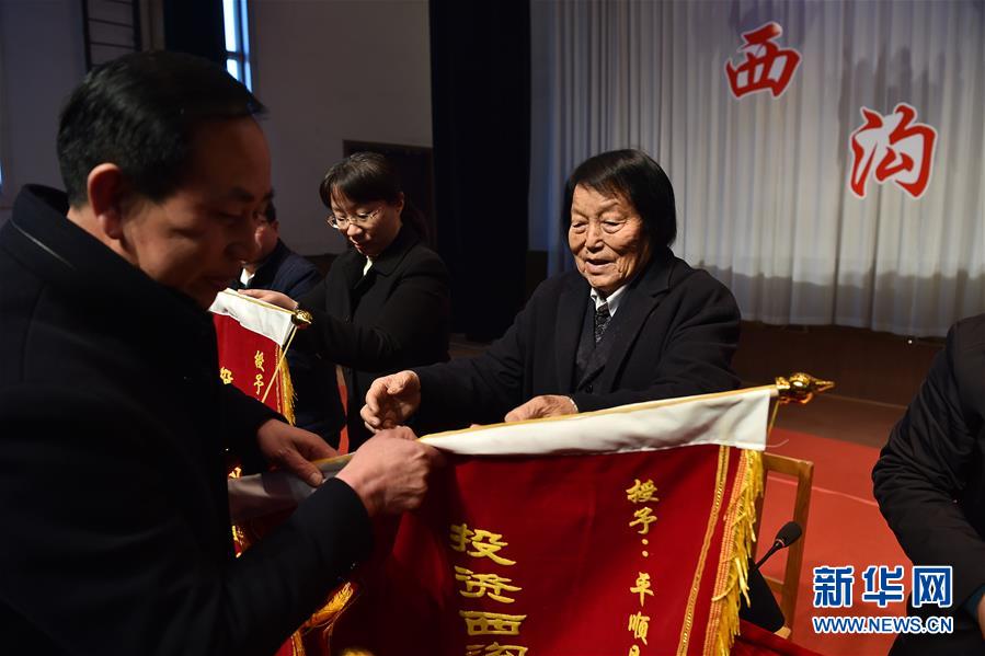 （新華全媒頭條·兩會特別報(bào)道·圖文互動）（4）向著夢想的接力——“90歲”與“95后”代表的“對話”