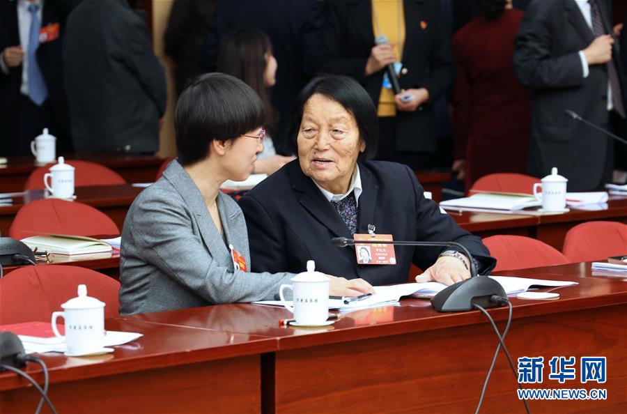 （新華全媒頭條·兩會特別報(bào)道·圖文互動）（5）向著夢想的接力——“90歲”與“95后”代表的“對話”