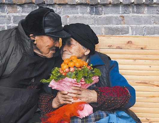 103歲的吳從漢和105歲的妻子吳宋氏說悄悄話。
