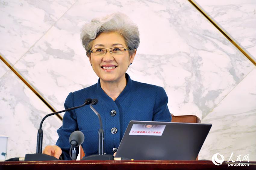 全國人大會議女發(fā)言人傅瑩。人民網(wǎng)記者 趙健 攝影