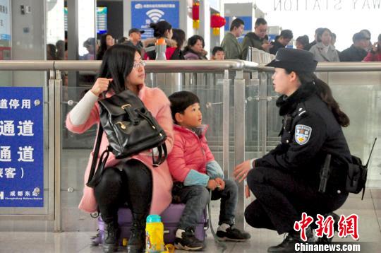 針對(duì)攜帶兒童獨(dú)自出行的女性乘客，公安民警開展出行安全知識(shí)宣傳?！钦鳌z